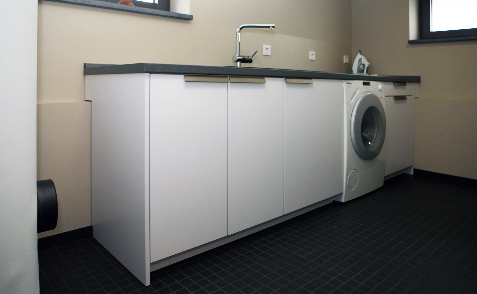 Moderne Waschkuche Offene Kueche Weiss Wandfarbe Beige Esstisch 25 Originelle Ideen Fr Moderne Waschkche Haus Dr Wegner Steidten Einrichten Mit Architekturintelligenz Waschkche Einrichten Waschkche Einrichten 57 Prima Ideen Archzine Moderne