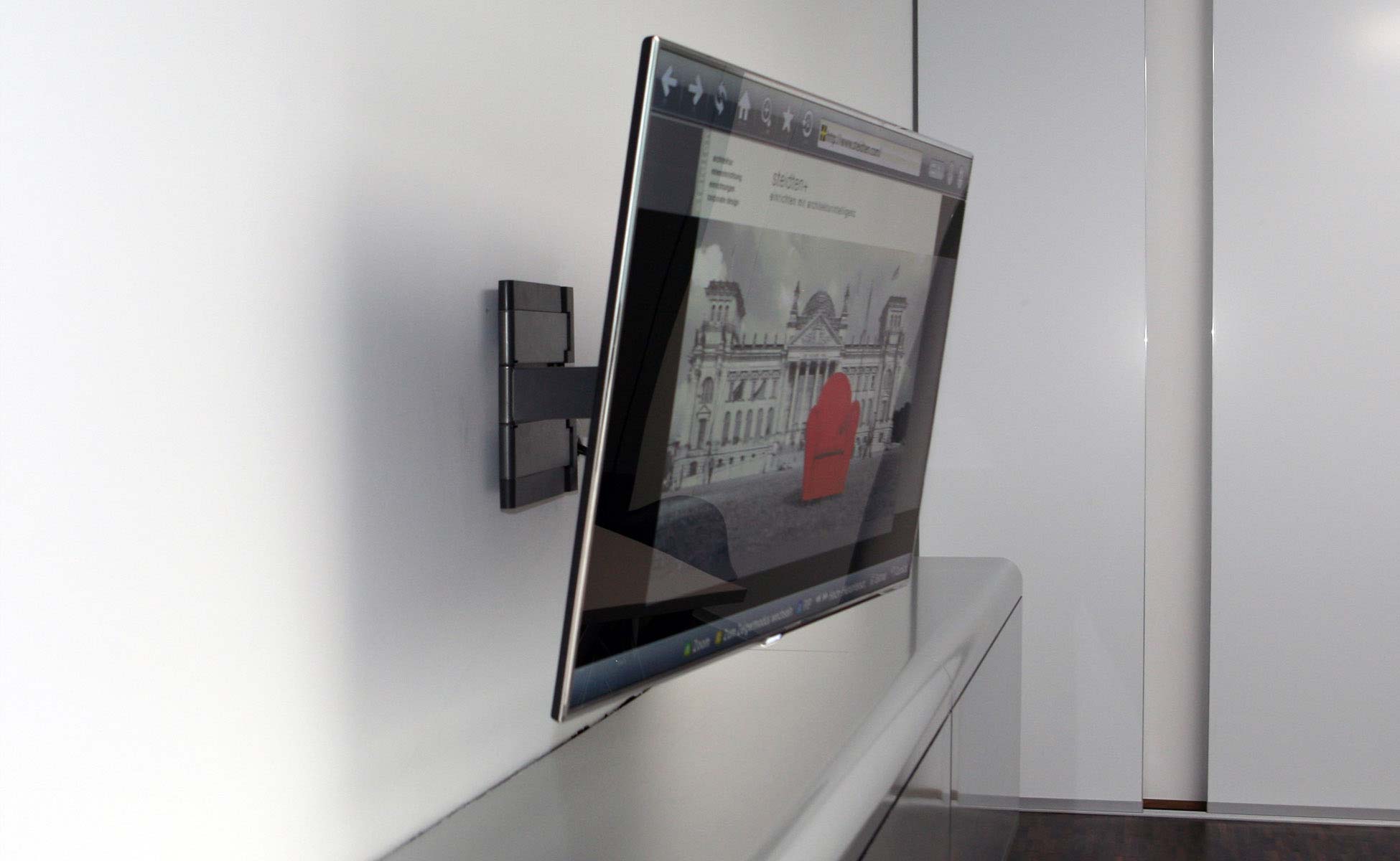 Office Interior Samsung + Vogels perfekte TV instalation steidten+ Berlin
