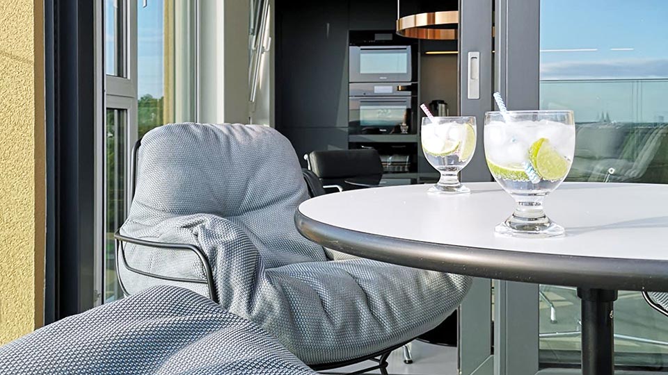 Freifrau Leya Sol + Vitra Eames