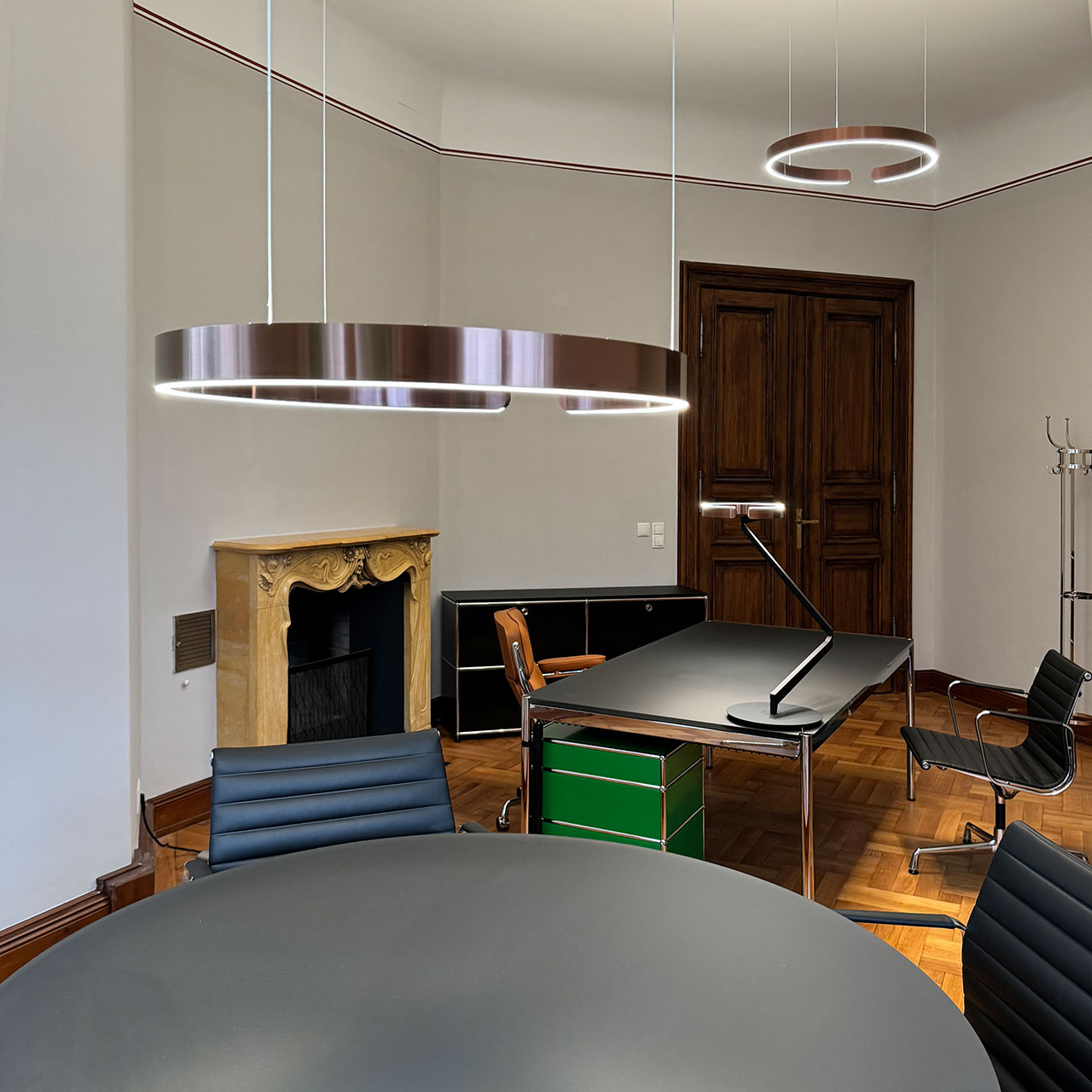 Occhio Mito sospeso + USM Haller + Vitra Eames Chair