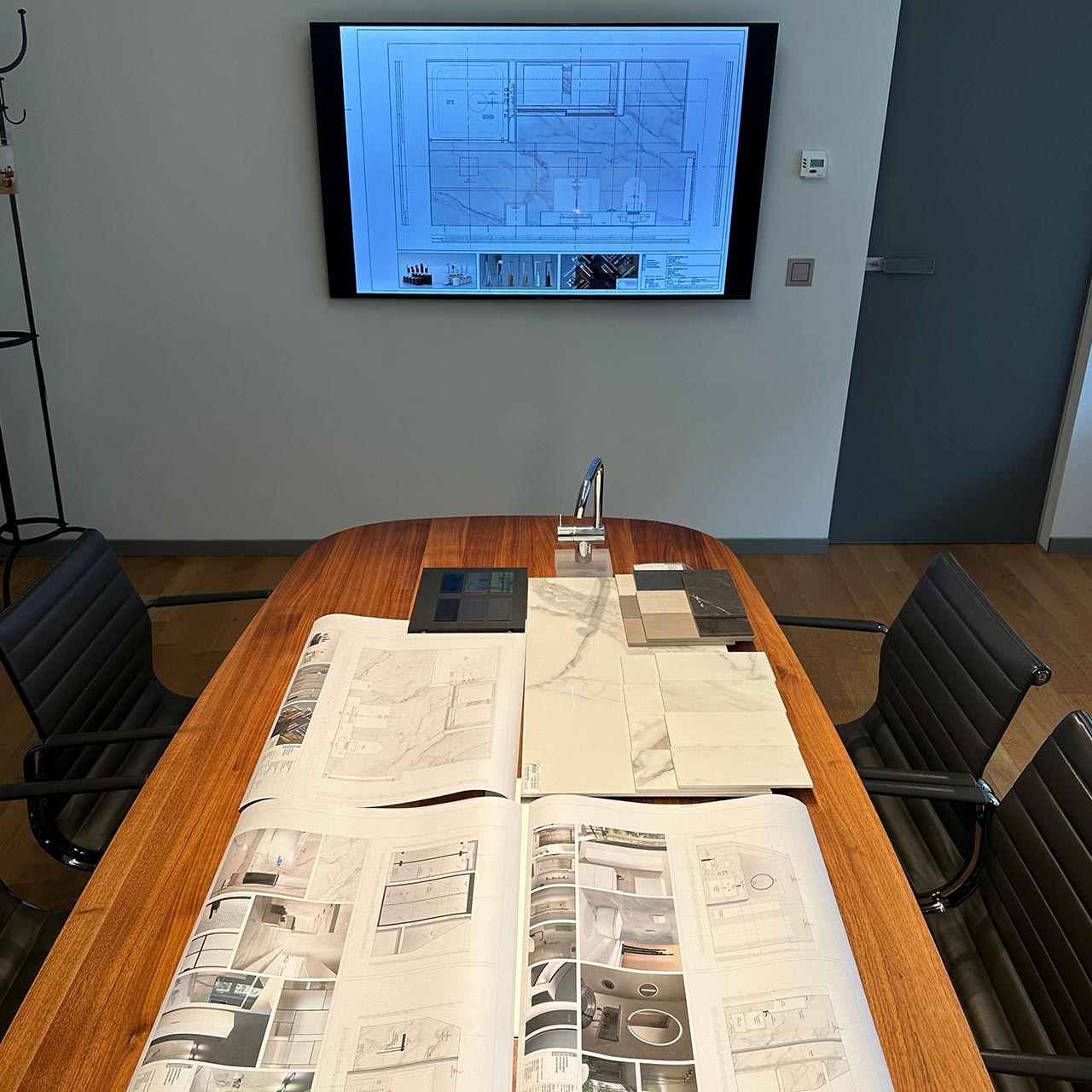 Presentation unserer Planung im Showroom Form + Funktion, Gestalltung + Oberflächen + Farbe