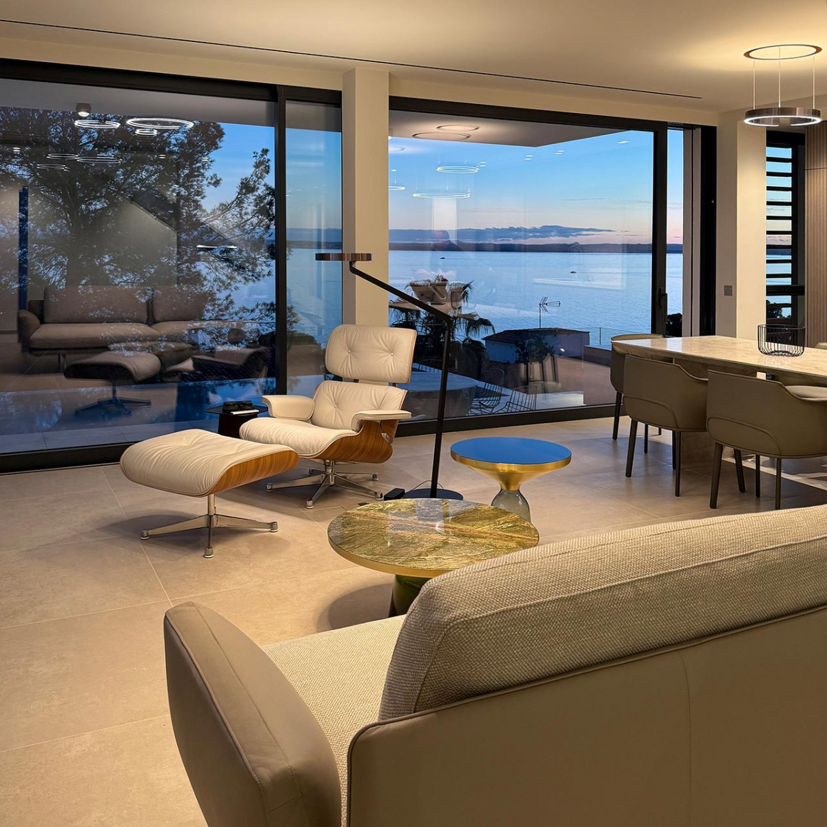 Wohnbereich mit Vitra Lounge Chair und Occhio Gioia Stehleuchte