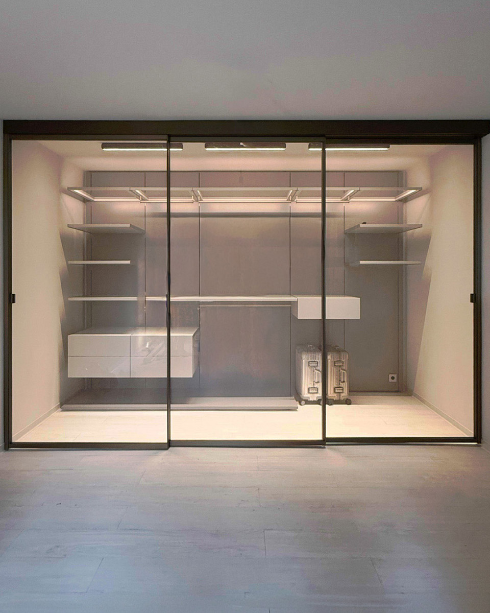 Ankleide Glas Italia Schiebetüren + Interlübke collect plus Wandpaneele + Occhio