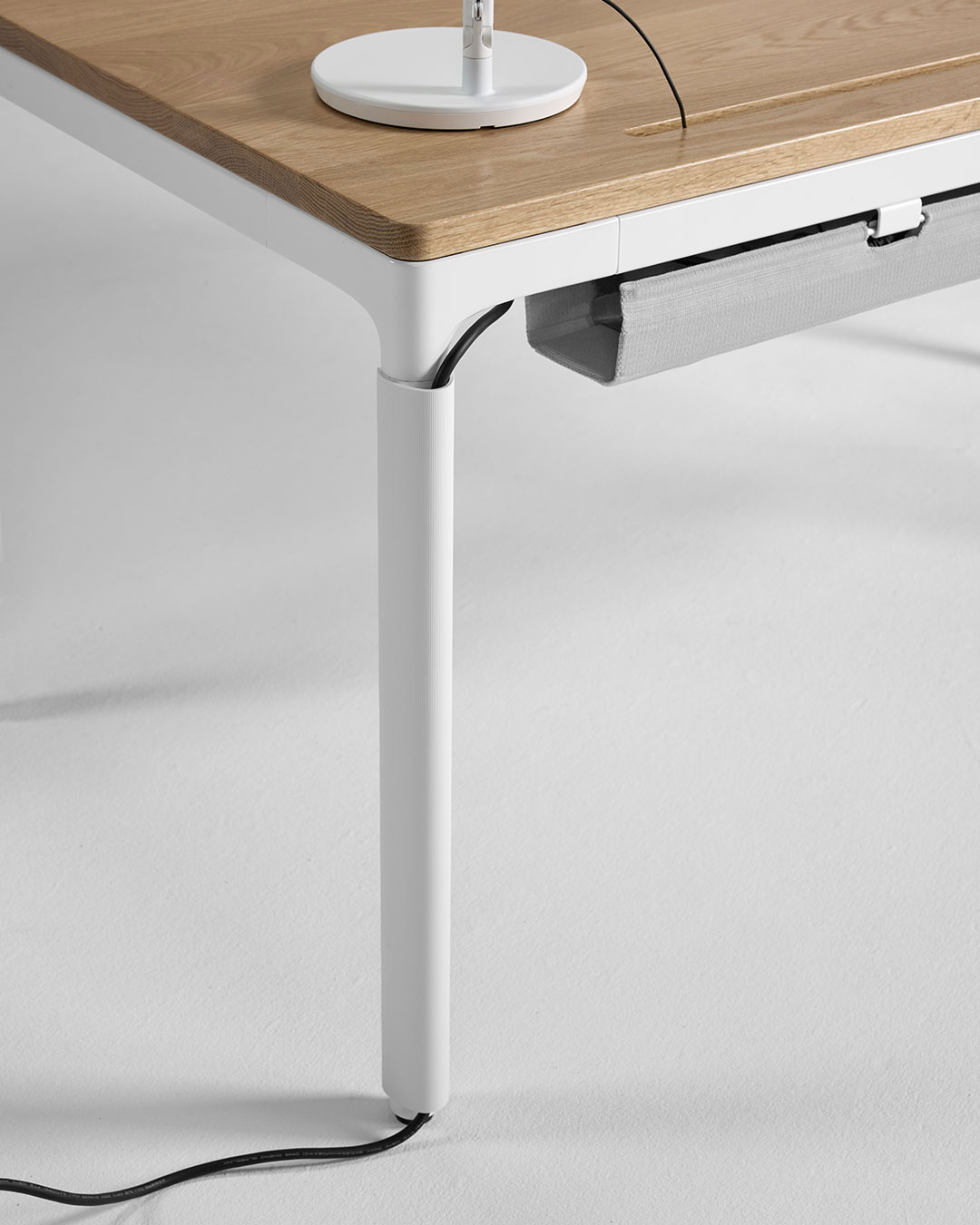 Humanscale eFloat Quattro Ergonomischer Steh-Sitz-Tisch